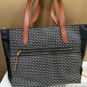 Fossil Large Tote bag, black and white design, 2 open pockets, zip top,